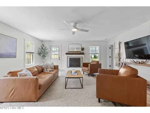 Living - 309 Tassel Ct, Hubert, NC 28539 photo 1 of 2
