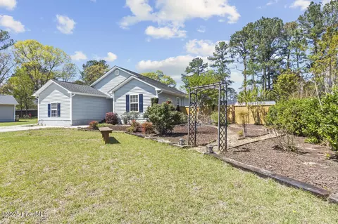 309 Tassel Ct, Hubert, NC 28539