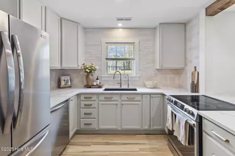 Kitchen - 309 Tassel Ct, Hubert, NC 28539 photo 6 of 8