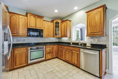 Kitchen - 117 Canvasback Pt, Hampstead, NC 28443 photo 4 of 5