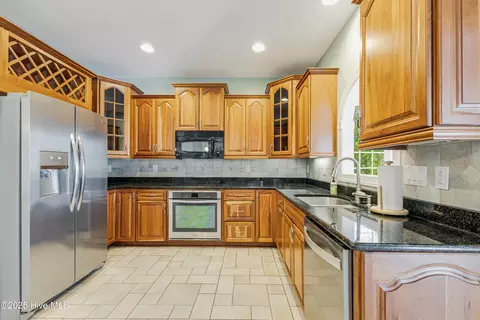 Kitchen - 117 Canvasback Pt, Hampstead, NC 28443 photo 3 of 5