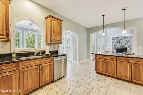 Kitchen - 117 Canvasback Pt, Hampstead, NC 28443 photo 5 of 5
