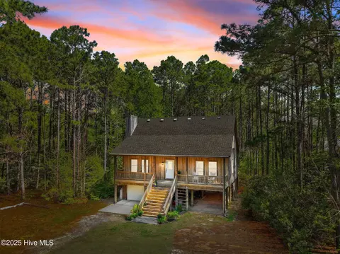 121 Pinewood Acres Dr, Powells Point, NC 27966