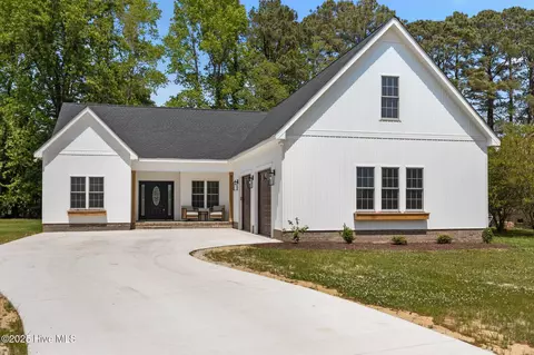 210 Crown Dr, Washington, NC 27889