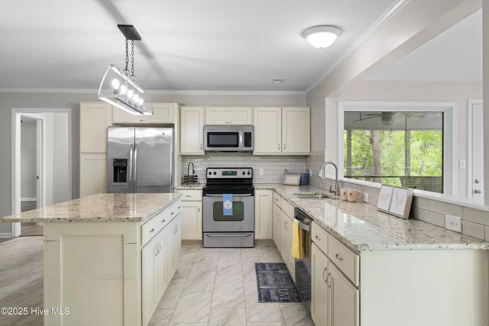 Kitchen - 1379 River Bend Dr, Burgaw, NC 28425 photo 4 of 6