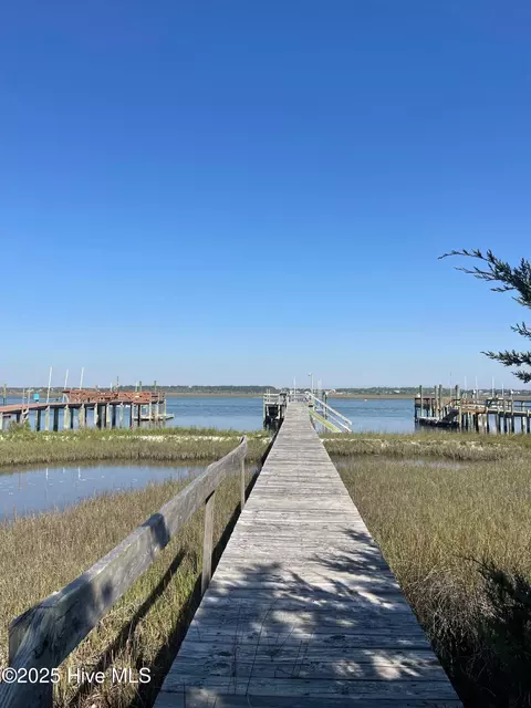 724 N Anderson Blvd, Surf City, NC 28445