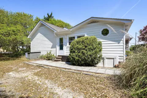 Exterior - 301 E Ave, Kure Beach, NC 28449 photo 9 of 14
