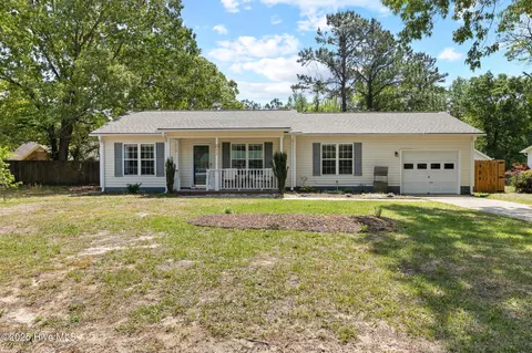 211 Chappell Creek Ct, Richlands, NC 28574