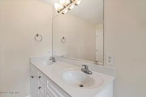 Bath - 2125 Longleaf Dr W, Pinehurst, NC 28374 photo 3 of 6