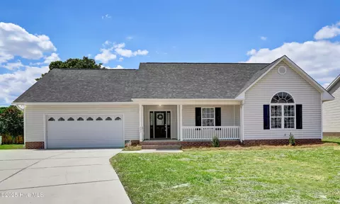302 Ivy Brook Ct, Richlands, NC 28574