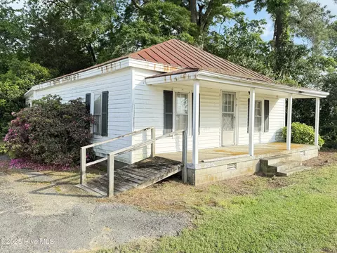 510 NE Center St, Calypso, NC 28325