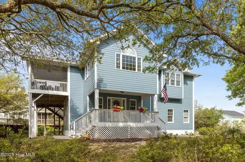10516 Island Cir, Emerald Isle, NC 28594