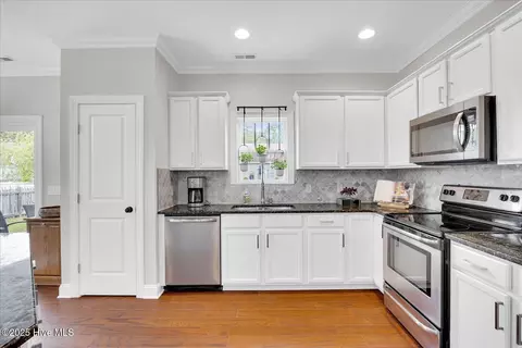 Kitchen - 477 Landsdowne Cir, Hampstead, NC 28443 photo 2 of 4