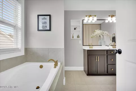 Bath - 477 Landsdowne Cir, Hampstead, NC 28443 photo 3 of 7