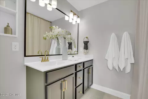 Bath - 477 Landsdowne Cir, Hampstead, NC 28443 photo 4 of 7