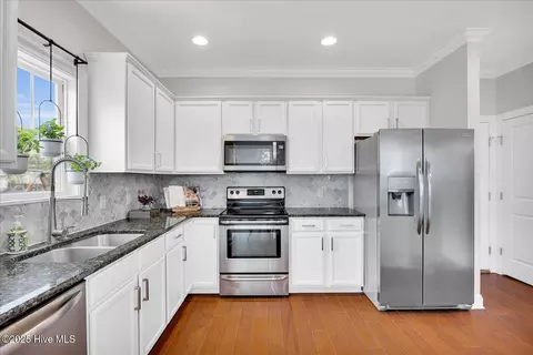 Kitchen - 477 Landsdowne Cir, Hampstead, NC 28443 photo 4 of 4