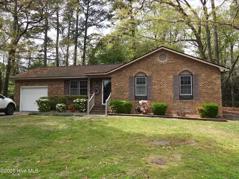 2402 Jay Cir, Greenville, NC 27858