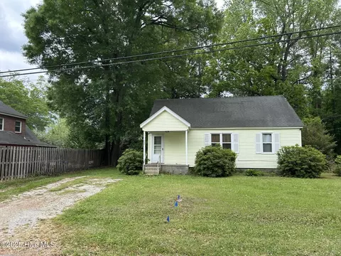 207 E Ashe St, Burgaw, NC 28425