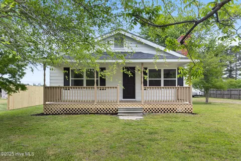 84 Eighth St, Maysville, NC 28555