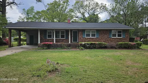 809 N Broad St, Roseboro, NC 28382