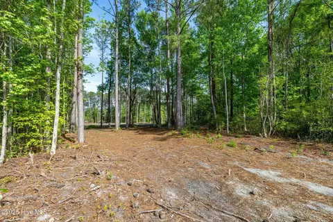 216 Meadow Ln E, Hubert, NC 28539