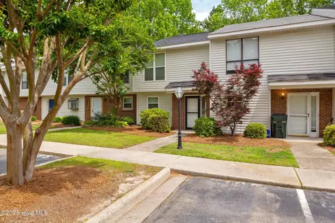 2185 Fox Run Dr, Kinston, NC 28504