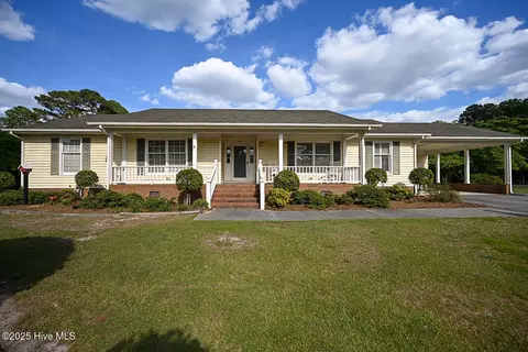 1010 Lakeview Dr, Clinton, NC 28328