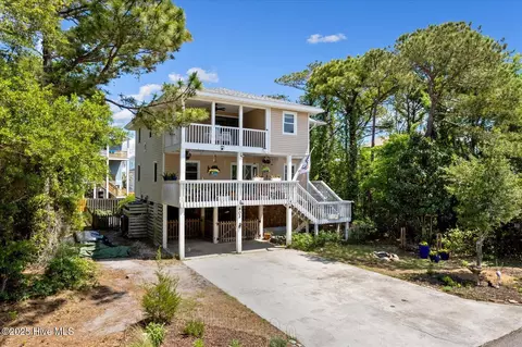 402 Seafarer Dr, Carolina Beach, NC 28428