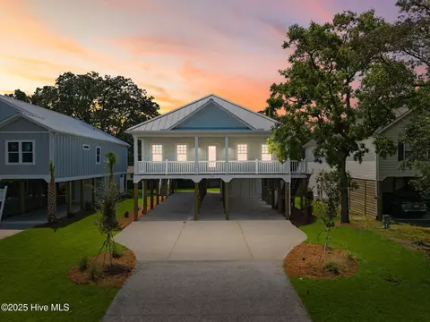 153 NE 33rd St, Oak Island, NC 28465