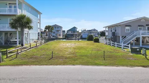 118 Charlotte St, Holden Beach, NC 28462