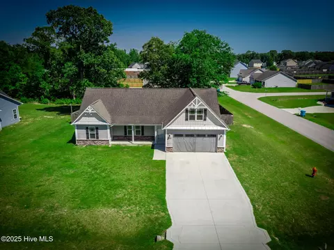 600 Feather Ct, Richlands, NC 28574