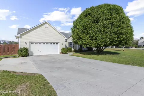 413 John Deere Ct, Richlands, NC 28574