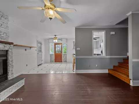 Living - 40 Eagle Rock Ln, Hubert, NC 28539 photo 4 of 6
