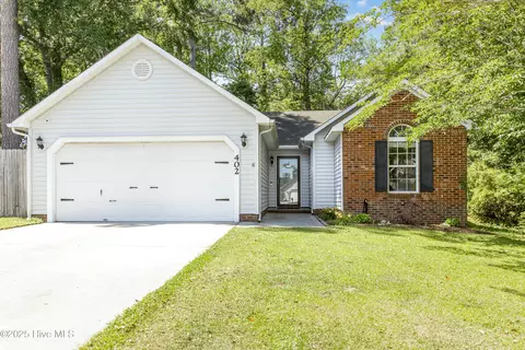 402 Pebble Ln, Jacksonville, NC 28546