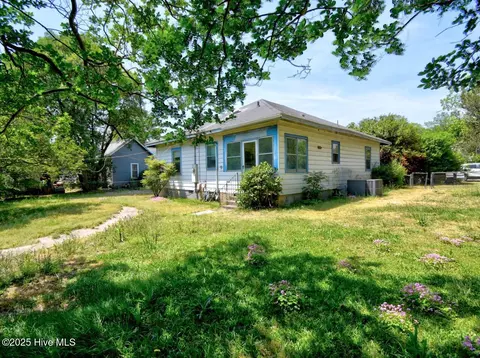 15481 Bayfield Rd, Laurel Hill, NC 28351