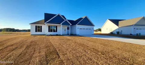 623 Bright Harvest Dr, Maysville, NC 28555