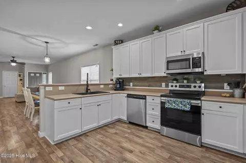 Kitchen - 108 Mooney Ct, Hampstead, NC 28443 photo 2 of 3