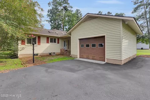 905 Plantation Dr, New Bern, NC 28562