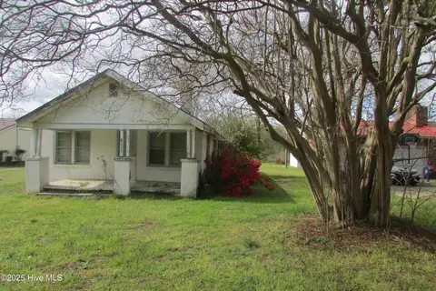 4627 Bearskin Rd, Clinton, NC 28328