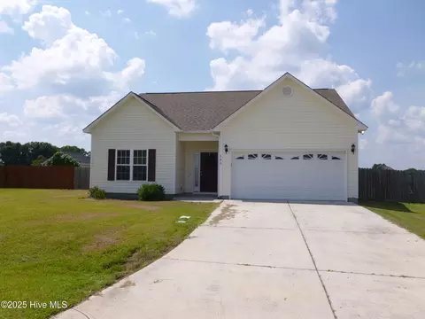 108 Hill Farm Dr, Richlands, NC 28574