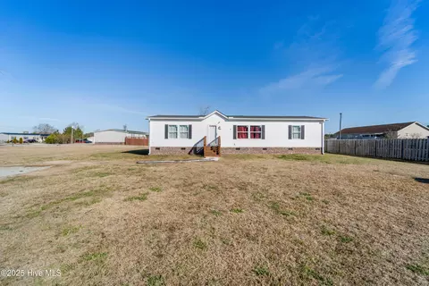 102 Walter Dr, Beulaville, NC 28518