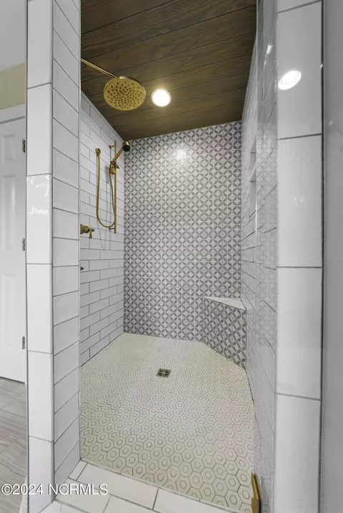 Bath - 390 Whitebridge Rd, Hampstead, NC 28443 photo 6 of 9