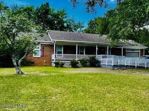 302 Eastway Ave, Elizabethtown, NC 28337