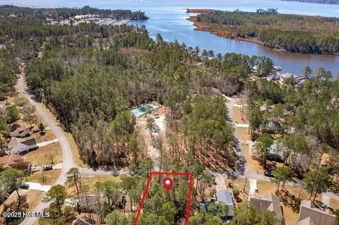 5821 Port Dr, New Bern, NC 28560