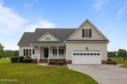 2560 Plumosa Dr, Grimesland, NC 27837