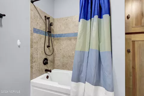 Bath - 907 Grandview Dr, Hampstead, NC 28443 photo 6 of 7
