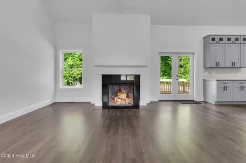 Living - 140 E Ag Dr, New Bern, NC 28562 photo 2 of 4