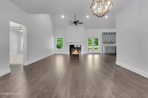 Living - 140 E Ag Dr, New Bern, NC 28562 photo 1 of 4
