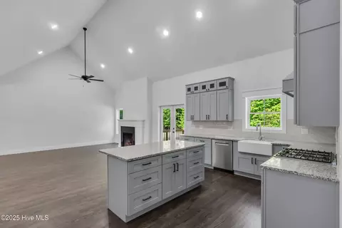Kitchen - 140 E Ag Dr, New Bern, NC 28562 photo 3 of 4