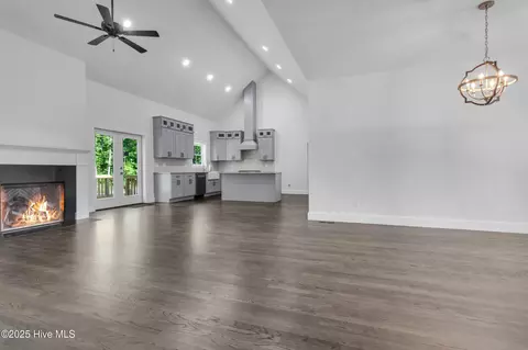 Living - 140 E Ag Dr, New Bern, NC 28562 photo 3 of 4